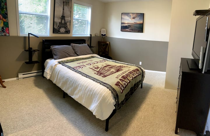 ห้องนอนชั้นล่าง - เตียงควีนไซส์ - ทีวี