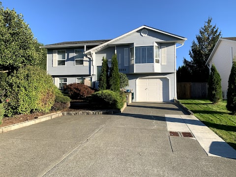 House w/ private yard, hot tub and garage
