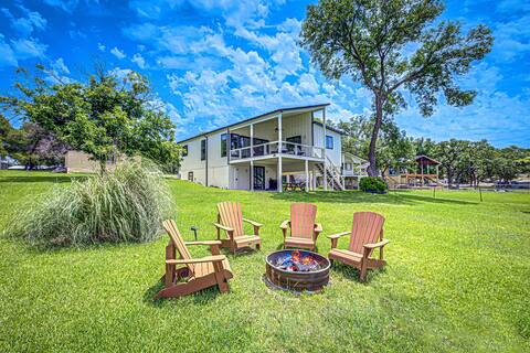 Lake LBJ Retreat: Private dock, decks and fire pit