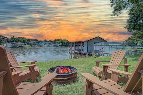 Luxury LBJ Retreat: Dock, Lake toys & EV charger