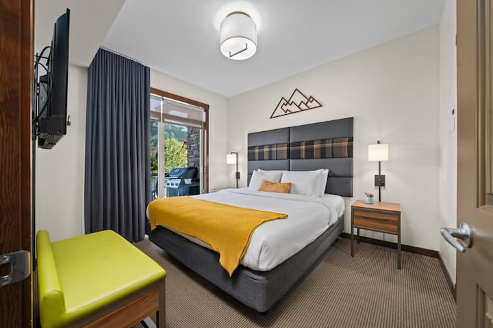 Entra en un acogedor dormitorio con una elegante cabecera, sábanas de calidad y lujosas almohadas, además de acceso directo a tu balcón privado para relajarte al máximo.