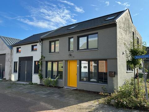 House-Village-Sea - modern house in an old schell