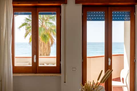 Popular Airbnb listing: Suggestive & Airy Seaview Gaia (Oikos Taormina) in Giardini Naxos