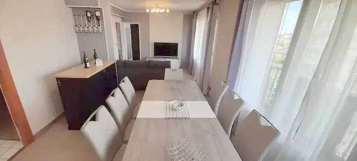 L'amicale : 80 M², 6 Prs, 3 Ch, Centre Ville - ディジョン