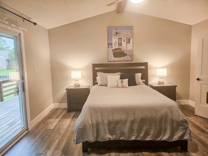 Hlavný apartmán s nadmerne veľkými posuvnými sklenenými dverami a vlastnou kúpeľňou s dvojitým umývadlom. 