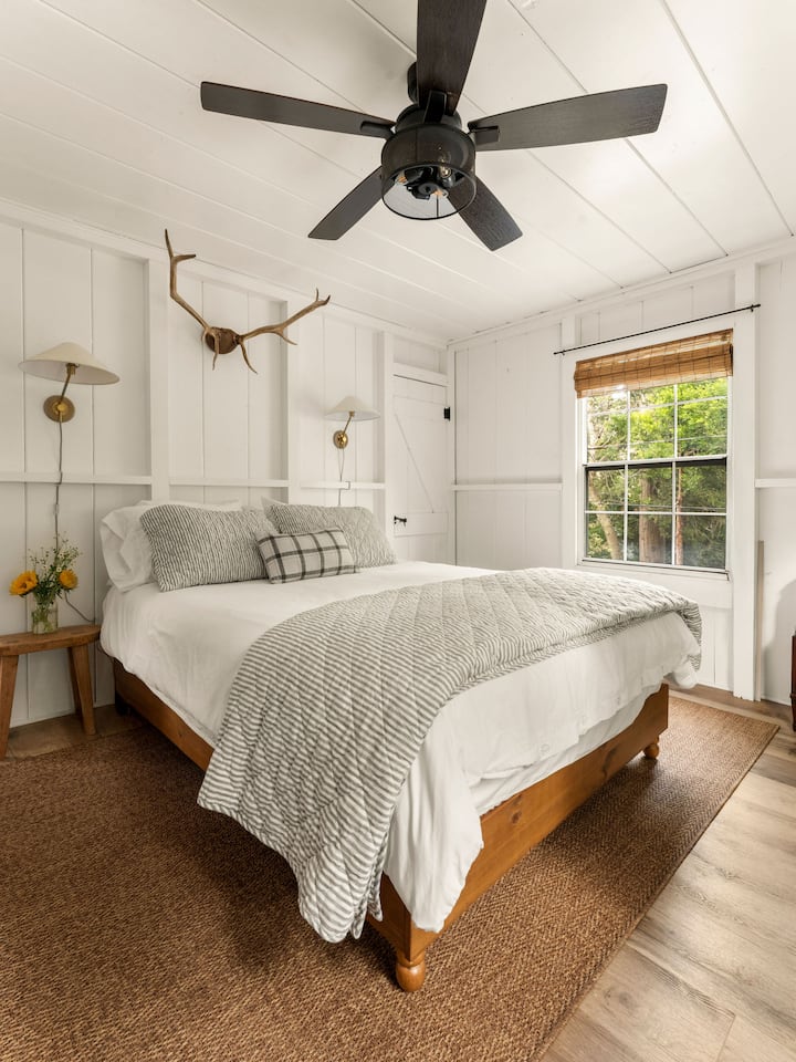 Მყუდრო ორადგილიანი საწოლი ხეზე ხედით