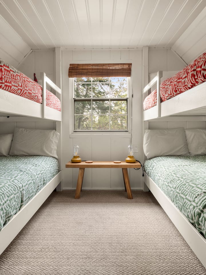 Ყველაზე სასაცილო ოთახი სახლში (ბავშვებისა და ზრდასრულების მიერ დამტკიცებული)! Ორადგილიანი საწოლები ზედა ნაწილში, სრული ზომის საწოლები ქვედა ნაწილში, საიდანაც იშლება ხედი ხეზე.