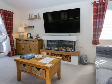 Popular Airbnb listing: Lakeland Dream A Beautiful 3 Bed 2 Bath Lodge in Warton