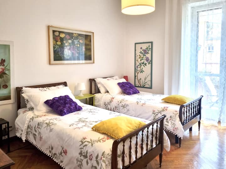  غرفة نوم مشرقة ومريحة مع سريرين مفردين