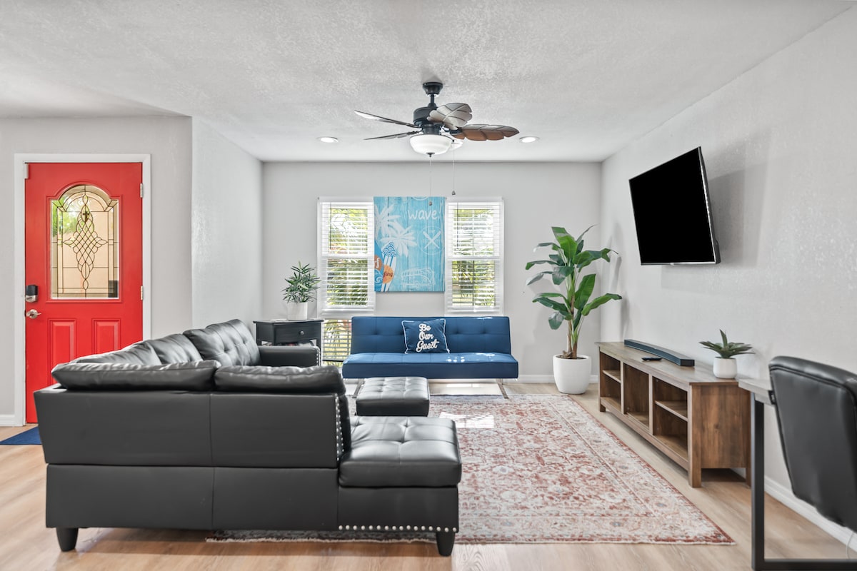 Top Airbnb: Specials Tiki|Pool|Bar|Near Beaches & Disney|NASA| in Merritt Island