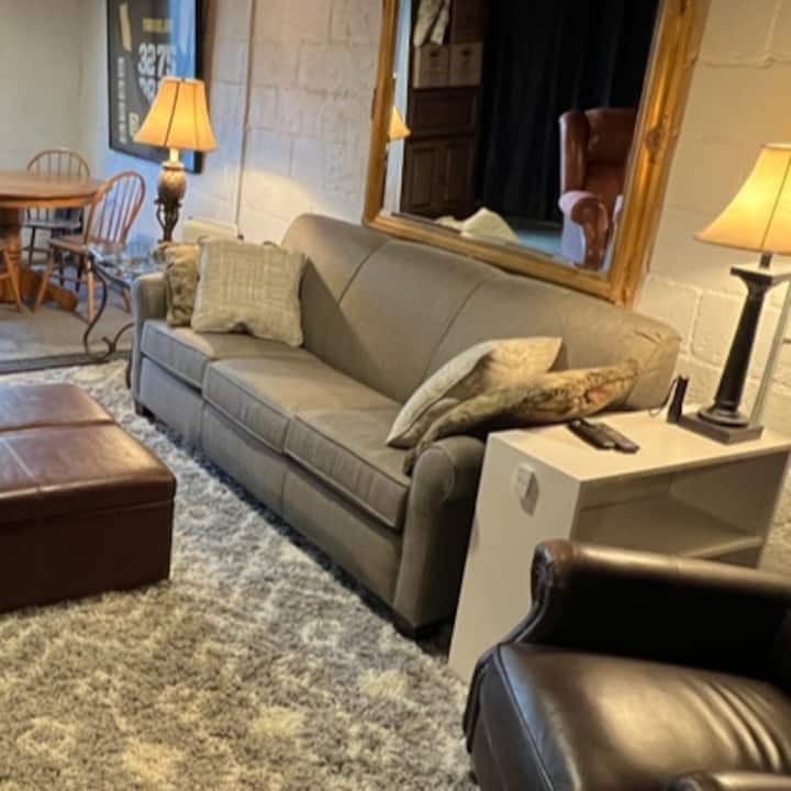 Tretí priestor na spanie je rozkladací priestor s manželskou posteľou v jaskyni fanúšikov (suterén).  Matrac Queen je nafukovací matrac pre pohodlie, s nádhernou posteľnou bielizňou a je tu elektrický krb, ktorý pomáha zabezpečiť, aby bol priestor veľmi pohodlný.