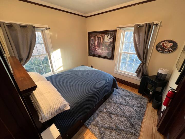 Zadná spálňa je pohodlná a dobre zariadená.