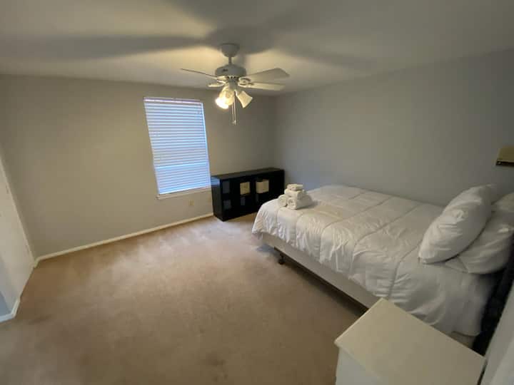 Удобно двойно легло в спалнята на горния етаж.