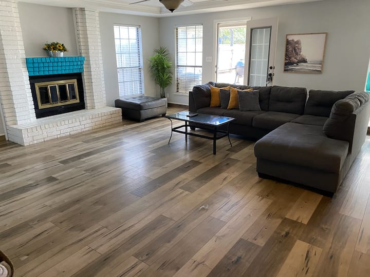 Насладете се на удобната ни кожена секция в основната всекидневна, за да разговаряте с приятели или да се насладите на филмова нощ със семейството на нашия 55 - инчов Amazon Fire TV. Влезте в акаунта си в Amazon и използвайте всичките си любими приложения!