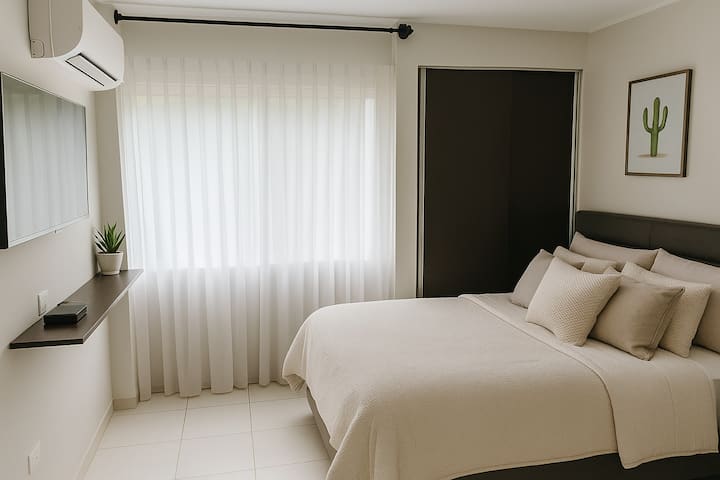 Bright and modern room with double bed, TV and cold air conditioning or heating. Enjoy a comfortable atmosphere with a large closet and a window that fills the space with natural light. Ideal to rest and feel at home.