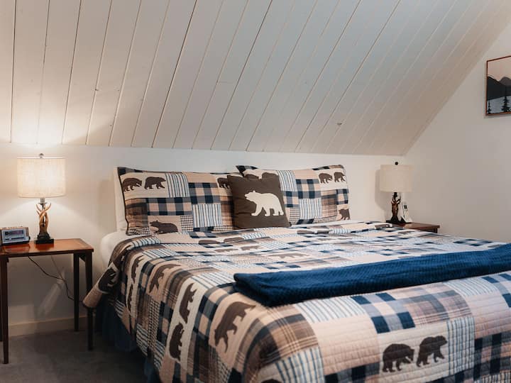 בחדר השינה השני יש מיטת קינג סייז וטלוויזיה חכמה.