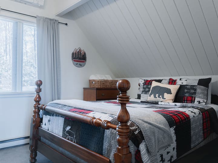 בחדר שינה 3 יש מיטת קווין סייז עם טלוויזיה חכמה.