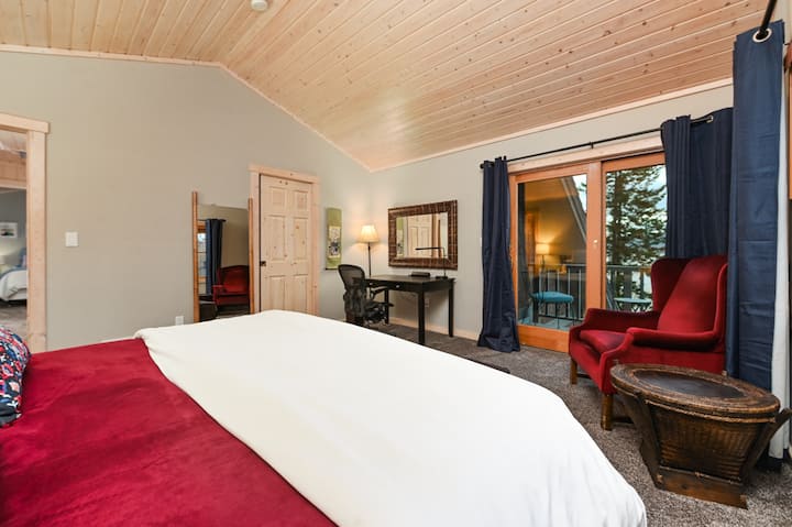 The main bedroom at Pura Vida Priest Lake boasts a King bed with views of the lake. New Saatva mattress.  It has a large walk in closet. A small convertible kids bed is here for the little over night guests. A private balcony as well!!