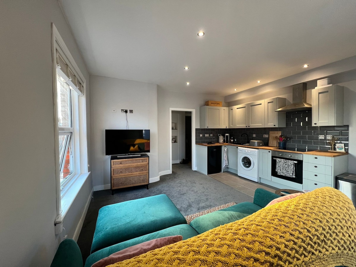 Popular Airbnb listing: Bright, first floor, one bedroom flat in Wimborne in Dorset