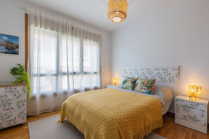 135 ძირითადი საწოლი ორი საწოლისპირა მაგიდით და კომფორტული საწოლით. 