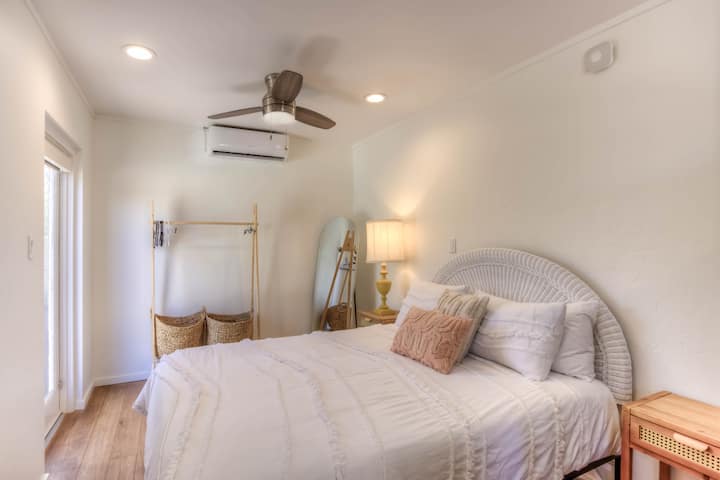 Separate, private studio with queen bed, twin day bed, clothes rack, full length mirror, dresser, ceiling fan and ensuite bathroom with shower and single vanity.