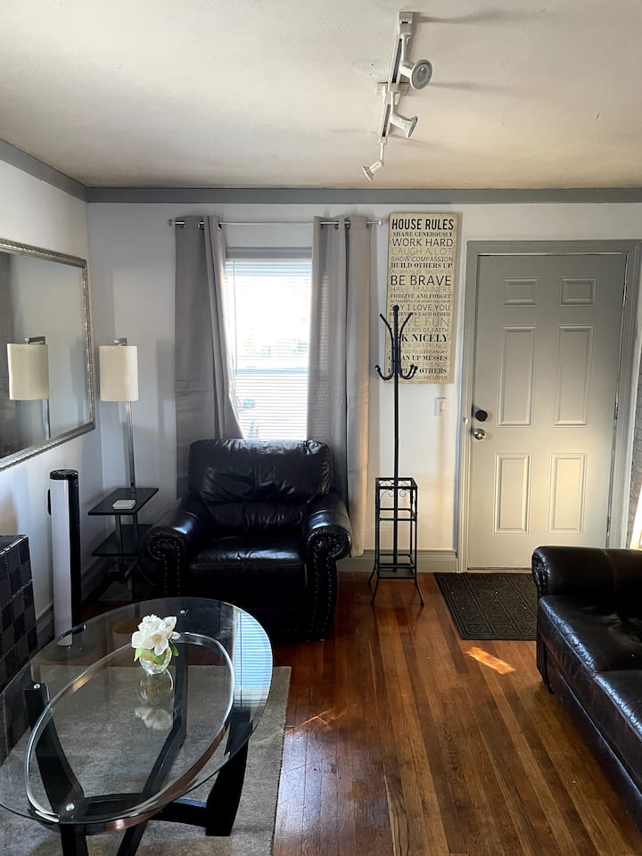 New!quaint & Convenient Hideaway: Great Location - Glastonbury, CT