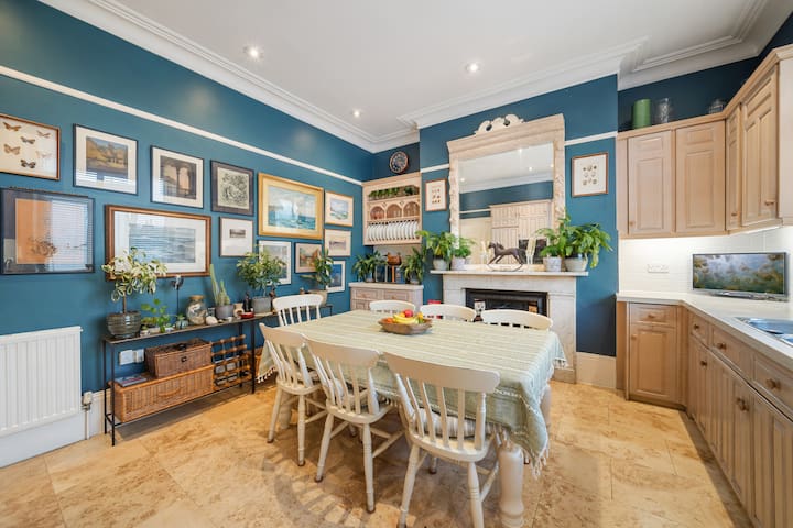 Chic Apartment Retreat Close to Richmond Park gallery image 3