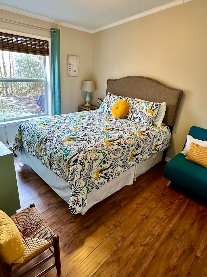 Chumba hiki kinatoa mwonekano wa ziwa wenye utulivu. Godoro jipya la kitanda linakaribisha mapumziko, wakati kiti cha kuteleza/futoni kando ya dirisha kinatoa sehemu nzuri ya kufurahia mandhari tulivu. Chumba hicho pia kina televisheni, kioo cha urefu kamili, mapazia ya kujipambia na kuzima.