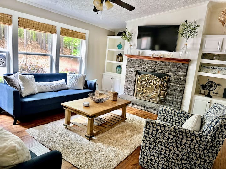 Sebule yenye starehe imepambwa vizuri kwa viti vya kutosha, televisheni na meko ya kuni. Inatoa michezo ya ubao, Alexa, na hutumika kama sehemu yenye joto, ya kukaribisha ambayo hutoa mgawanyiko kamili kati ya mabawa mawili ya vyumba vya kulala vya nyumba.