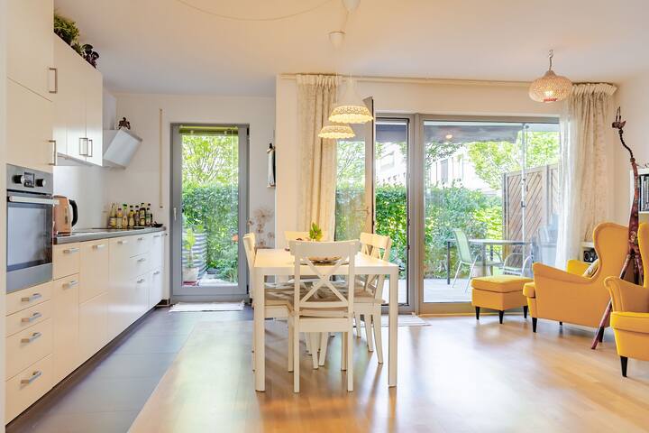 10 min to beerfest. New 2 bedroom apt inc. parking