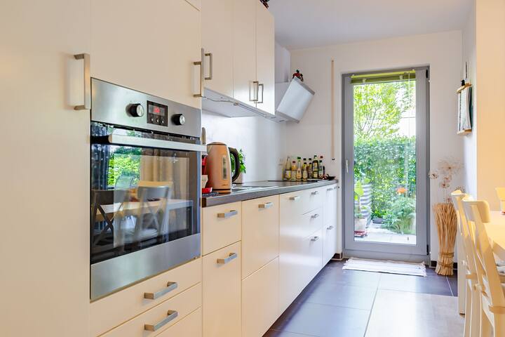 10 min to beerfest. New 2 bedroom apt inc. parking gallery image 5