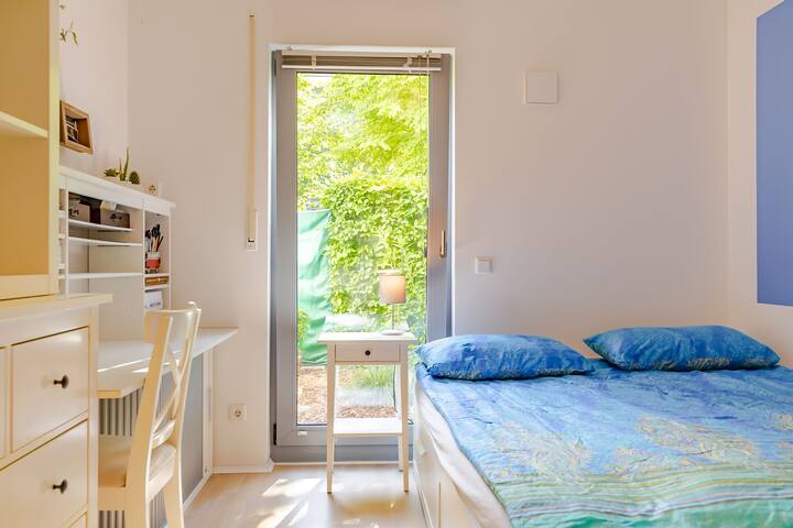 10 min to beerfest. New 2 bedroom apt inc. parking gallery image 3
