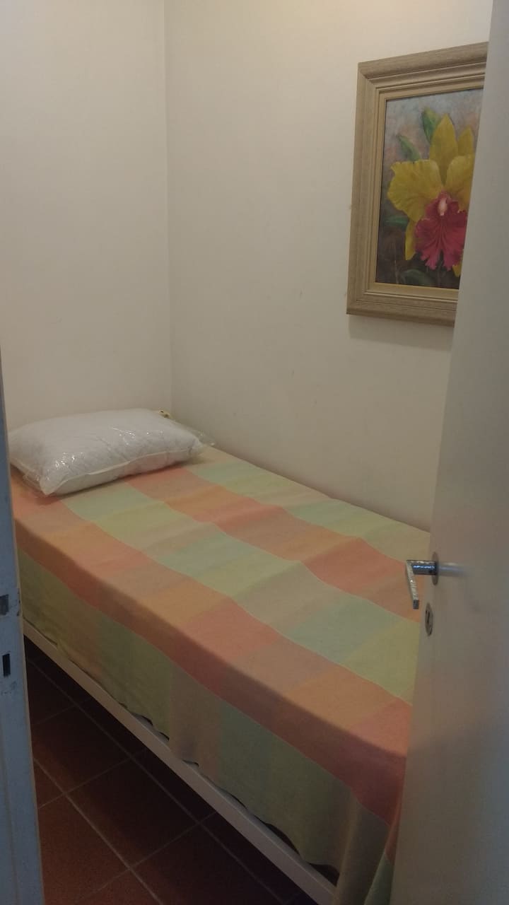 غرفة النوم 3: غرفة أصغر بسرير واحد فقط. يحتوي على حمام بجواره وبجوار الغسيل والمطبخ.