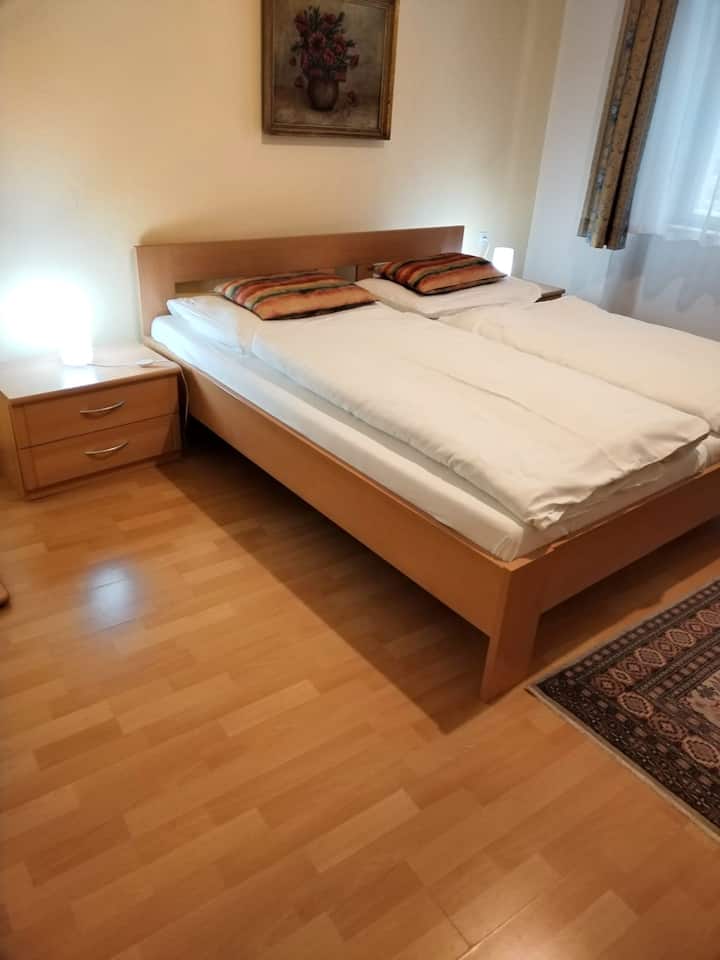 ห้องนอนมีเตียงขนาด 180x200 ซม.