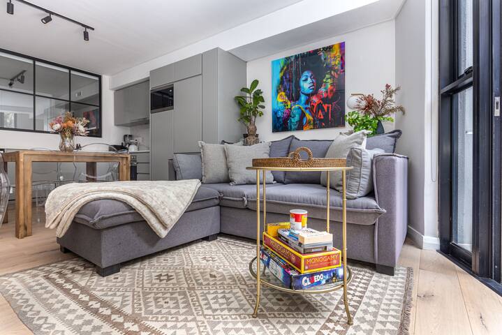 Stylish Table Mountain Stay with Private Jacuzzi gallery image 2