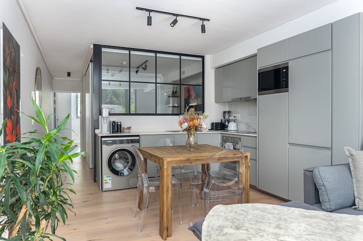 Stylish Table Mountain Stay with Private Jacuzzi gallery image 3