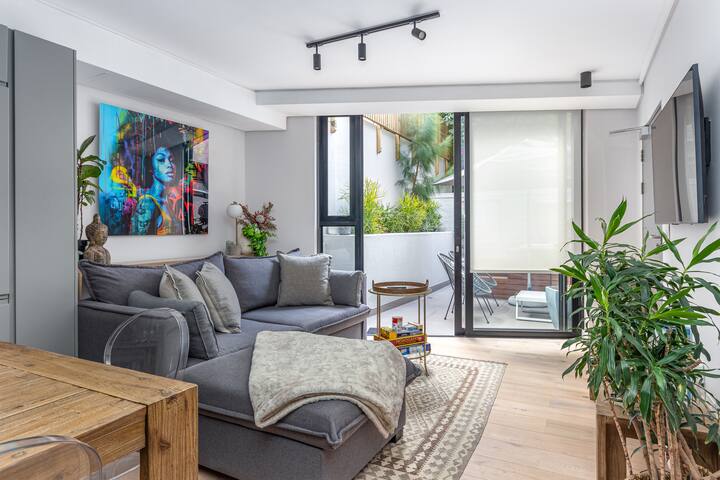 Stylish Table Mountain Stay with Private Jacuzzi gallery image 5