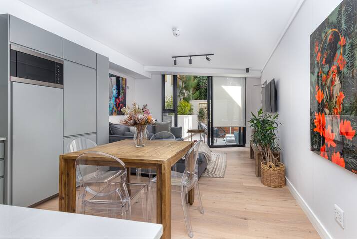 Stylish Table Mountain Stay with Private Jacuzzi gallery image 4