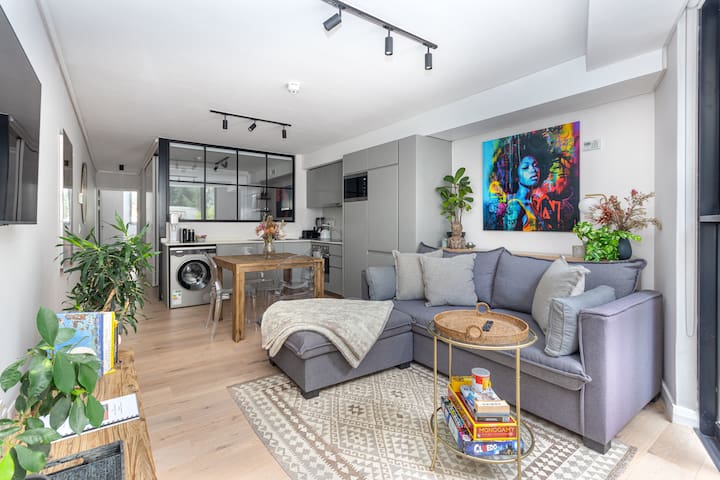 Stylish Table Mountain Stay with Private Jacuzzi