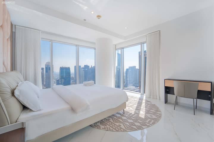 Fleti angavu yenye chumba 1 cha kulala iliyo na mandhari ya Dubai Marina, zulia la mviringo lenye starehe na dawati la ofisi linalofanya kazi.