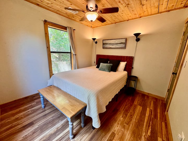 غرفة نوم في الطابق السفلي بسرير بحجم كبير