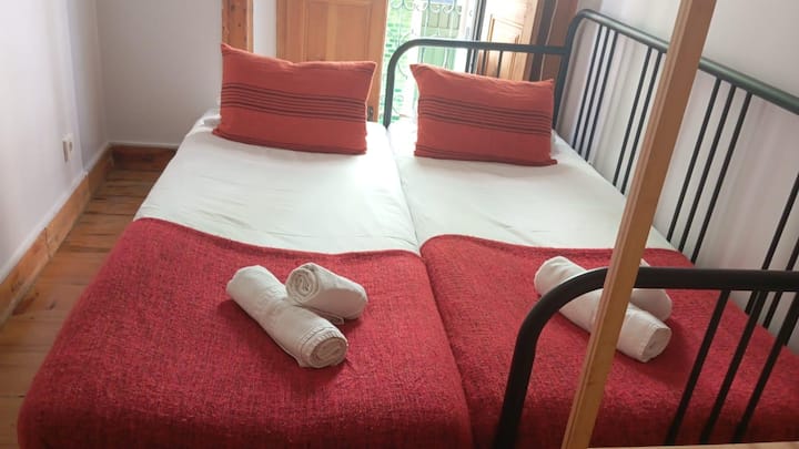 Ორი ერთადგილიანი საწოლი ერთად