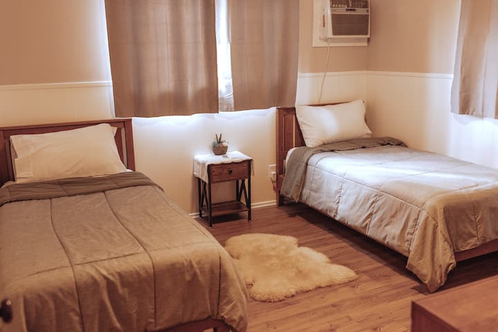 Bedroom with 2 twin sized beds.