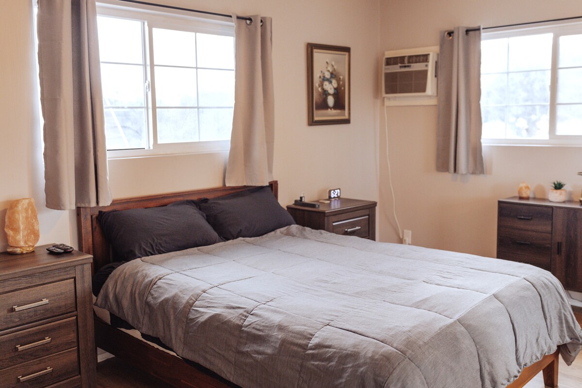 卧室配有标准双人床。 还配备了带碗碟电视的智能电视。