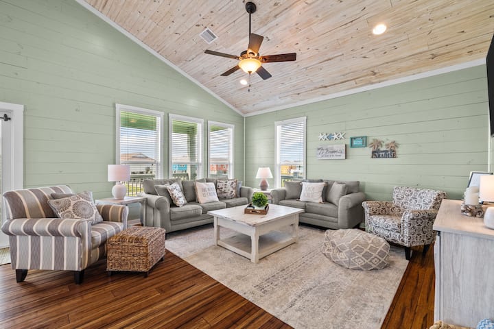 Large open living space for entertaining.