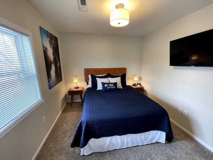 เพลิดเพลินกับความสะดวกสบายของเตียงควีนไซส์ Serta Plush โรคุทีวีขนาด 43 นิ้ว และโคมไฟพร้อมเต้ารับและพอร์ต USB  วิวแม่น้ำวิสคอนซินก็เห็นได้ชัดเช่นกันที่นี่ด้วยการถ่ายภาพของโจเซฟลีทในท้องถิ่น