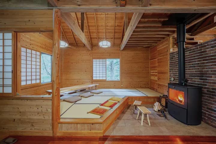 和室のリビングで、座卓に6名座れます。また、夜は寝室として、お布団３セットをご用意しています。（個室ではありません）