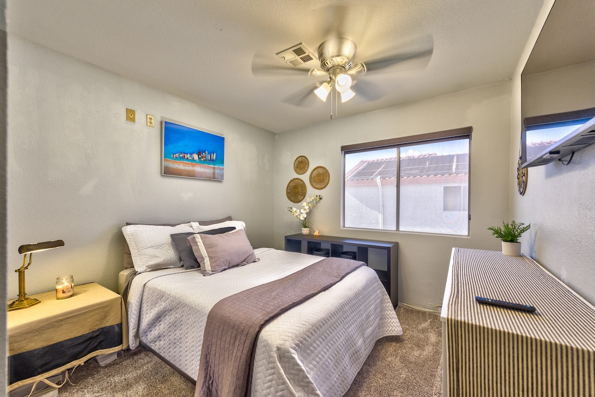 1 cama tamaño queen con TV, armario, vestidor, ventilador de techo.