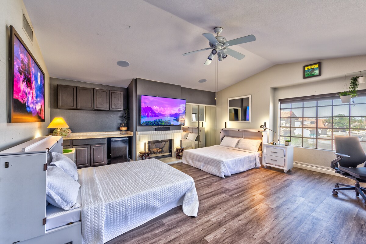 2 nuevas camas queen murphy con TV, mini refrigerador, 2 computadoras 1 con 2 monitores de 60pulgadas, 1 con 3 monitores dell, 2 sillas de oficina, impresora láser a color en el armario. Ligera vista del Strip de Las Vegas.