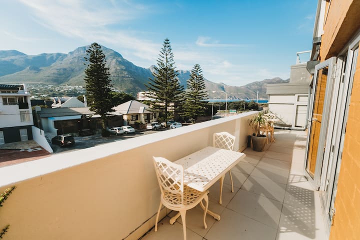 2-Bed Seaview Apartment, Steps from the Beach gallery image 5